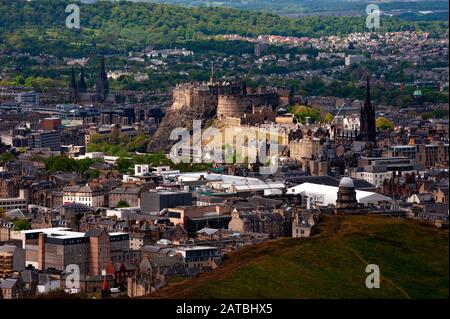 Schloss Edinburgh, von Salisbury craigs aus gesehen. Stadtbild/Reisefotografie von Edinburgh von Pep Masip. Stockfoto