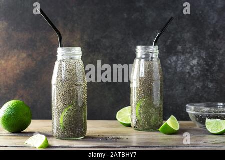 Chia Seeds Detox Wasser mit Limette, Superessgetränk, gesundes Essen und Lifestyle-Konzept, Kopierraum. Stockfoto