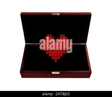 Rotes Herz in einer Holzkiste isoliert auf weißem Grund. Herz als Geschenk. Grußkartenkonzept "Liebesbekenntnis". Stockfoto