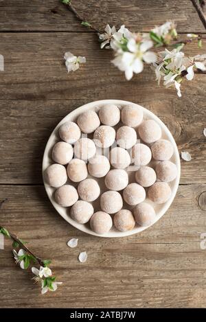 Süße japanische Mochi-Rice-Kuchen, Schokoladenmoji-Kuchen mit Frühlingsblüte, Draufsicht, Kopierraum. Stockfoto