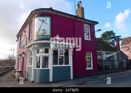 Woodbridge, Suffolk, Großbritannien - 1. Februar 2020: The Anchor, Bright Pink Pub in Quay Street. Stockfoto