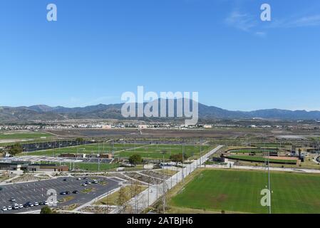Irvine, KALIFORNIEN - 31. JANUAR 2020: Luftansicht des Fußballstadions, des Softballstadions und der Tennisanlage mit Saddleback Peak. Stockfoto