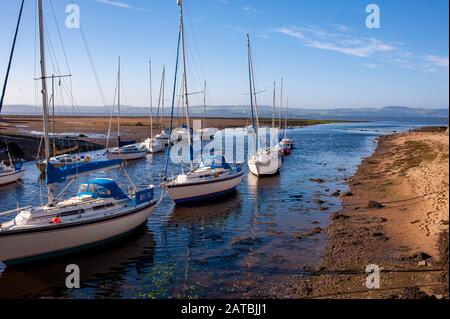 Fluss Almond, wo Sie den Firth of Forth in Cramond erreichen. Stadtbild/Reisefotografie von Edinburgh von Pep Masip. Stockfoto