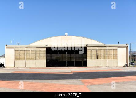 Irvine, KALIFORNIEN - 31. JANUAR 2020: Hangar im Orange County Great Park. Das Gebäude beherbergt die Ausstellung "Heritage and Aviation". Stockfoto