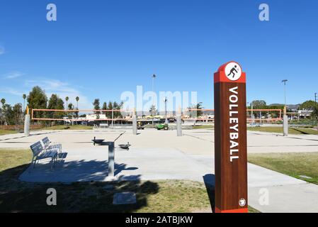 Irvine, KALIFORNIEN - 31. JANUAR 2020: Sand-Volleyballplätze im Orange County Great Park. Stockfoto