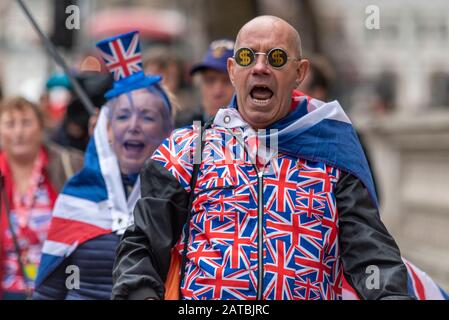 Wütend Brexiteers skandieren Anti-Europa-Botschaften bei Pro EU remainers am Brexit-Tag, 31. Januar 2020, in London, Großbritannien. Weiß kaukasischer Mann, Brexiteer Stockfoto