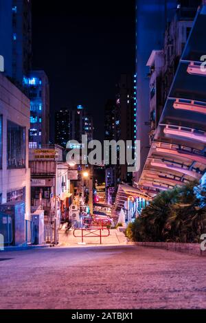 Hongkong - November 2019: Leere Straße in der Stadt Hongkong in der Nacht Stockfoto