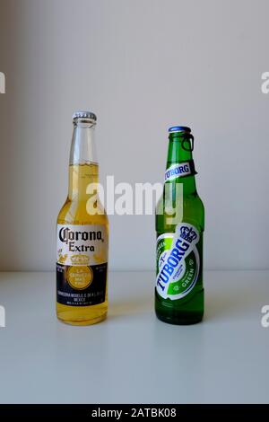 Die Menschen scheinen zu denken, dass Corona Beer mit dem tödlichen Ausbruch des Wuhan Coronavirus zusammenhängt, da die Suche nach dem "Corona Beer Virus" im Trend ist. Stockfoto