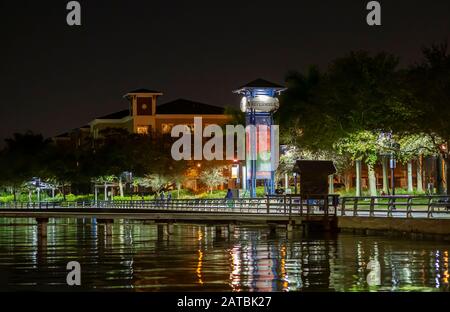 Nachtaufnahmen entlang des Riverwalk am Manatee River in Bradenton Florida Stockfoto