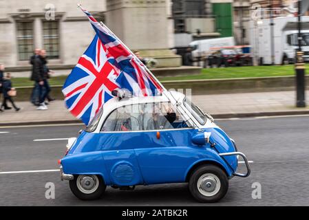 BMW Isetta Kleinstwagen fahren am Brexit Day, 31. Januar 2020, in London, Großbritannien, mit Union Jack Flaggen um den Parliament Square. Europäischer Luftblasenwagen Stockfoto