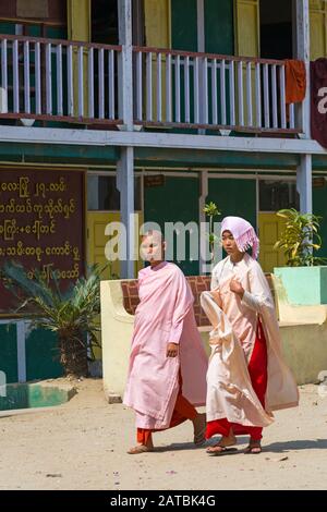 Junge novizin Nonnen an Aung Oo Myae monastischen Kostenlose Bildung Schule, Sagaing, Mandalay, Myanmar (Birma), Asien im Februar Stockfoto