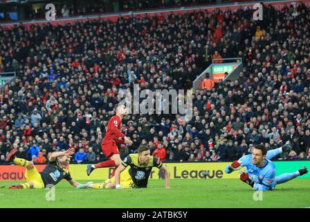 Anfield, Liverpool, Merseyside, Großbritannien. Februar 2020. English Premier League Football, Liverpool versus Southampton; Jordan Henderson of Liverpool feiert, nachdem er nach 60 Minuten eine 2:0-Führung an seiner Seite erzielt hat - Ausschließlich redaktionelle Verwendung. Keine Verwendung mit nicht autorisierten Audio-, Video-, Daten-, Regallisten-, Club-/Liga-Logos oder Live-Diensten. Die Online-Nutzung ist auf 120 Bilder beschränkt, keine Videoemulation. Keine Verwendung bei Wetten, Spielen oder Einzelspielen/Liga-/Spielerveröffentlichungen Credit: Action Plus Sports/Alamy Live News Stockfoto