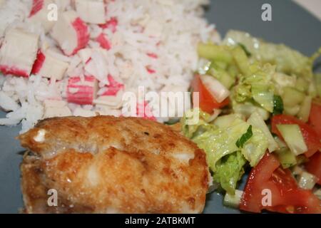 Gesunde Ernährung. Reis mit Krabben, Salat und Steak mit perch nil gebratener Nahaufnahme Stockfoto