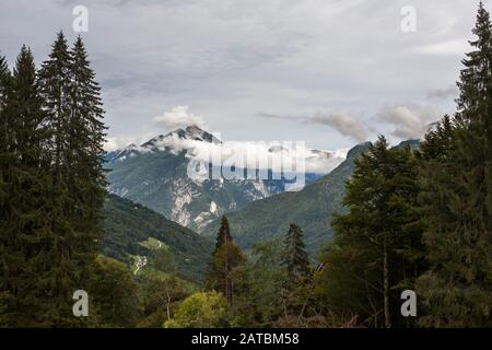 Blick vom Gipfel des Passo di Cereda hinunter auf das Val de Mis in Richtung Piz di Mezzodi in der Monti del Sole Range, Belluno Doles, Veneto, Italien Stockfoto