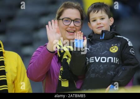 Februar 2020: Dortmund - 1. FEBRUAR 2020: Fans der Borussia während der Bundesliga-Fixierung 2019/20 zwischen Borussia Dortmund und Union Berlin im Signal Iduna Park abgebildet. Credit: Federico Guerra Maranesi/ZUMA Wire/Alamy Live News Stockfoto