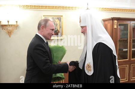 Moskau, Russland. Februar 2020. Der russische Präsident Wladimir Putin, links, gratuliert dem russisch-orthodoxen Patriarchen Kirill von Moskau und Ganz Russland zum 11. Jahrestag seiner Inthronisation im Kreml am 1. Februar 2020 in Moskau, Russland. Kredit: Alexei Druzhinin/Kremlpool/Alamy Live News Stockfoto