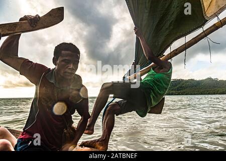 Polynesischer Stil segelt auf einem Proa (Multi-Hull Outrigger Segelboot) auf den Deboyne Inseln, Papua Neuguinea Stockfoto