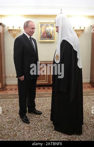 Moskau, Russland. Februar 2020. Der russische Präsident Wladimir Putin, links, gratuliert dem russisch-orthodoxen Patriarchen Kirill von Moskau und Ganz Russland zum 11. Jahrestag seiner Inthronisation im Kreml am 1. Februar 2020 in Moskau, Russland. Kredit: Alexei Druzhinin/Kremlpool/Alamy Live News Stockfoto