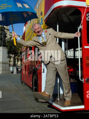 Johnny Ball anlässlich der 50. Geburtstagsfeier der Einführung der Premium-Anleihen, auf einem Routenmeister-Bus der 1950er Jahre auf dem Trafalgar Square. Stockfoto