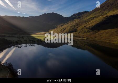 Morgendämmerung um Buttermere, dem See im englischen Lake District in Nordwestengland. Das angrenzende Dorf Buttermere trägt seinen Namen vom See. Stockfoto