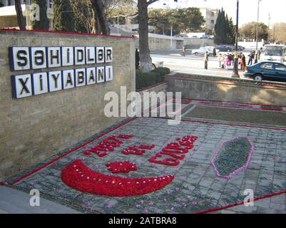 Aserbaidschan, Baku, 20. Januar 2007. Menschen, die am Jahrestag der Tragödie vom 20. Januar die Gasse der Märtyrer besuchen, als die Sowjetunion 1990 Baku Angriff Stockfoto