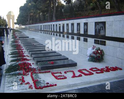 Aserbaidschan, Baku, 20. Januar 2007. Menschen, die am Jahrestag der Tragödie vom 20. Januar die Gasse der Märtyrer besuchen, als die Sowjetunion 1990 Baku Angriff Stockfoto