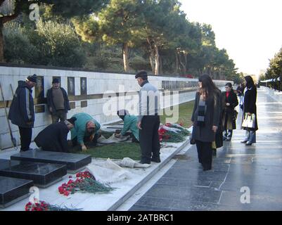 Aserbaidschan, Baku, 20. Januar 2007. Menschen, die am Jahrestag der Tragödie vom 20. Januar die Gasse der Märtyrer besuchen, als die Sowjetunion 1990 Baku Angriff Stockfoto