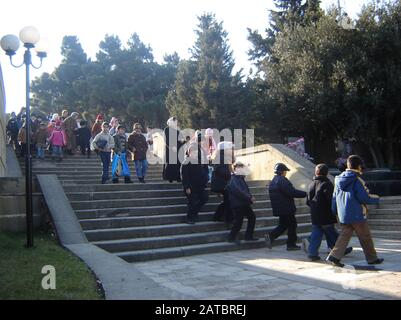 Aserbaidschan, Baku, 20. Januar 2007. Menschen, die am Jahrestag der Tragödie vom 20. Januar die Gasse der Märtyrer besuchen, als die Sowjetunion 1990 Baku Angriff Stockfoto