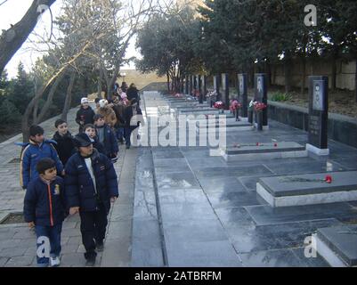 Aserbaidschan, Baku, 20. Januar 2007. Menschen, die am Jahrestag der Tragödie vom 20. Januar die Gasse der Märtyrer besuchen, als die Sowjetunion 1990 Baku Angriff Stockfoto