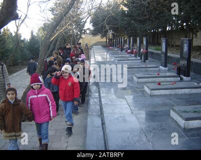 Aserbaidschan, Baku, 20. Januar 2007. Menschen, die am Jahrestag der Tragödie vom 20. Januar die Gasse der Märtyrer besuchen, als die Sowjetunion 1990 Baku Angriff Stockfoto