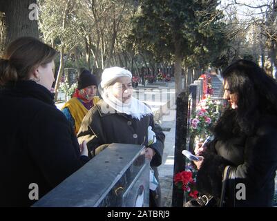Aserbaidschan, Baku, 20. Januar 2007. Menschen, die am Jahrestag der Tragödie vom 20. Januar die Gasse der Märtyrer besuchen, als die Sowjetunion 1990 Baku Angriff Stockfoto