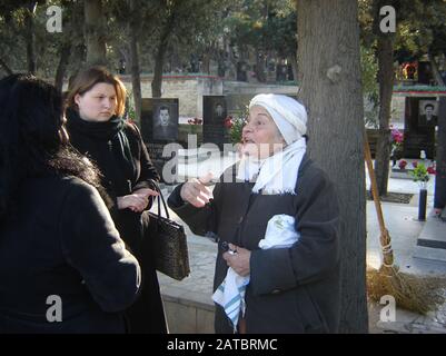 Aserbaidschan, Baku, 20. Januar 2007. Menschen, die am Jahrestag der Tragödie vom 20. Januar die Gasse der Märtyrer besuchen, als die Sowjetunion 1990 Baku Angriff Stockfoto