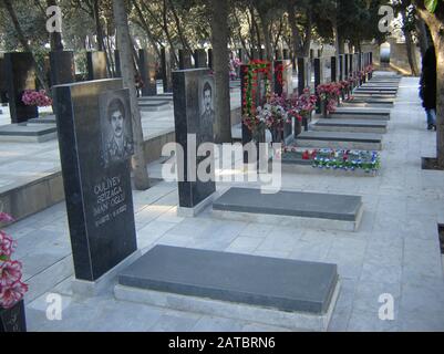 Aserbaidschan, Baku, 20. Januar 2007. Menschen, die am Jahrestag der Tragödie vom 20. Januar die Gasse der Märtyrer besuchen, als die Sowjetunion 1990 Baku Angriff Stockfoto