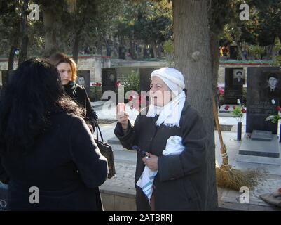 Aserbaidschan, Baku, 20. Januar 2007. Menschen, die am Jahrestag der Tragödie vom 20. Januar die Gasse der Märtyrer besuchen, als die Sowjetunion 1990 Baku Angriff Stockfoto