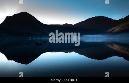 Morgendämmerung um Buttermere, dem See im englischen Lake District in Nordwestengland. Das angrenzende Dorf Buttermere trägt seinen Namen vom See. Stockfoto