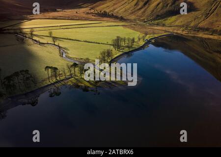 Eyriel schoss auf Buttermere, den See im englischen Lake District in Nordwestengland. Das angrenzende Dorf Buttermere hat seinen Namen von der Lank Stockfoto