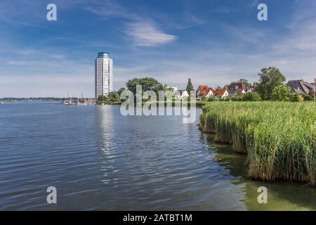 Modernes Apartmentgebäude an der Schlei in Schleswig-Holstein Stockfoto