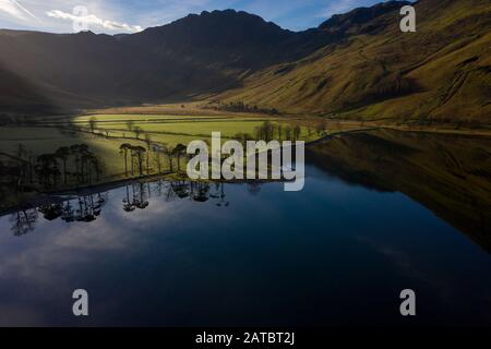 Eyriel schoss auf Buttermere, den See im englischen Lake District in Nordwestengland. Das angrenzende Dorf Buttermere hat seinen Namen von der Lank Stockfoto