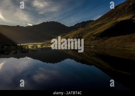 Eyriel schoss auf Buttermere, den See im englischen Lake District in Nordwestengland. Das angrenzende Dorf Buttermere hat seinen Namen von der Lank Stockfoto