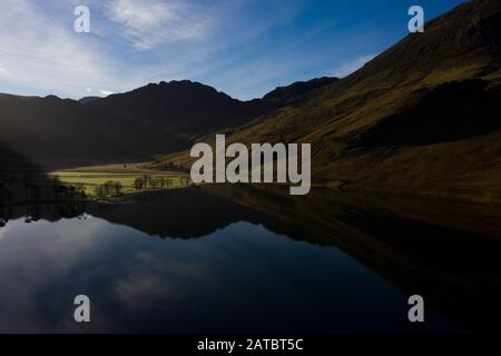 Eyriel schoss auf Buttermere, den See im englischen Lake District in Nordwestengland. Das angrenzende Dorf Buttermere hat seinen Namen von der Lank Stockfoto