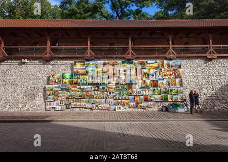 Krakow, Polen - 23. September 2018: Kunstgemälde an der Wand in Der Altstadt zum Verkauf Stockfoto