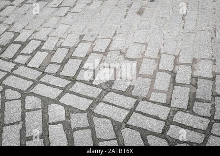 Steinpaviere in unterschiedlicher Anordnung in einer Straße einer spanischen Stadt Stockfoto