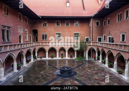 Krakow, Polen - 24. September 2018: Arkadenhof Collegium Maius mit Brunnen, ältestes Gebäude der Jagiellonen-Universität, im Stil der Gotik des 15. Jahrhunderts Stockfoto