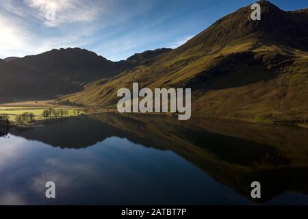 Eyriel schoss auf Buttermere, den See im englischen Lake District in Nordwestengland. Das angrenzende Dorf Buttermere hat seinen Namen von der Lank Stockfoto