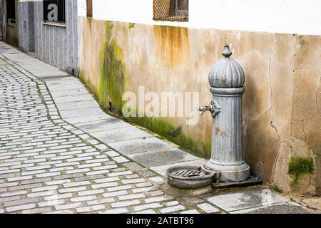 Trinkwasser-Brunnen auf dem Gehweg einer Straße in einer Stadt im Westen Spaniens, um den Durst der Wanderer zu lindern Stockfoto