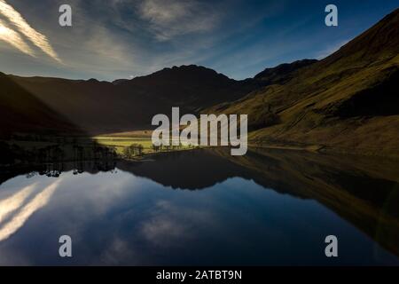 Eyriel schoss auf Buttermere, den See im englischen Lake District in Nordwestengland. Das angrenzende Dorf Buttermere hat seinen Namen von der Lank Stockfoto