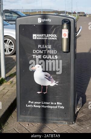 Melden Sie sich an einem Bigbelly bin am Meer an und bitten Sie die Menschen, die Möwen, Hartlepool, England, Großbritannien, nicht zu füttern Stockfoto