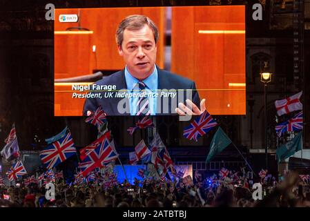 Aufzeichnung von Nigel Farage im EU-Parlament auf der großen Leinwand bei Celebration Event auf dem Parliament Square am Brexit Day, 31. Januar 2020, in London, Großbritannien Stockfoto