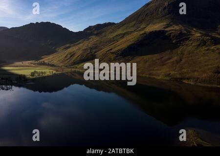 Eyriel schoss auf Buttermere, den See im englischen Lake District in Nordwestengland. Das angrenzende Dorf Buttermere hat seinen Namen von der Lank Stockfoto