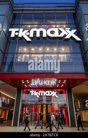 Warschau, Polen - 14. Januar 2019: TK Maxx American Kaufhaus in der Innenstadt nachts Stockfoto